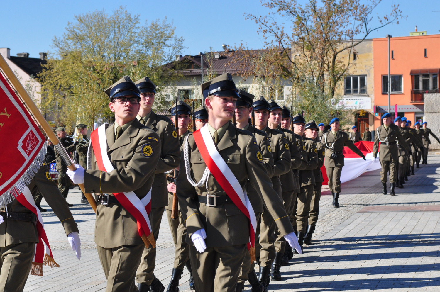 mundurowi podczas uroczystości patriotycznych images