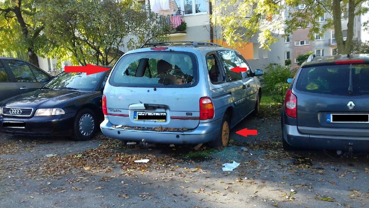 Problem zalegających na ulicach i parkingach wraków pojazdów, dotyczy także naszego miasta. Brudne, z powybijanymi szybami, bez powietrza w oponach, z urwanymi bocznymi lusterkami, ze zniszczonym wnętrzem, niezabezpieczone pozostałości aut, nie tylko szpecą nasze miasto, ale i denerwują kierowców szukających miejsca do zaparkowania lub jak w obecnym okresie, uniemożliwiają odśnieżenie ulic. Część właścicieli wraków, zamiast na własny koszt odstawić pojazd na złomowisko, odkręca tablice rejestracyjne i pozostawia auto na osiedlowym parkingu. Każdy ujawniony przez strażników miejskich wrak wiąże się z szeregiem czynności które jesteśmy zobowiązani przeprowadzić. O tym, iż działania rewirowych Straży Miejskiej w zakresie porzuconych wraków pojazdów nie są jednorazowe, świadczą kolejne usuwane wraki z terenu miasta. Od początku systemowego uruchomienia kontroli na terenie miasta, w wyniku podjętych działań przez rewirowych doszło do usunięcia 56 pozostawionych wraków pojazdów. W każdym przypadku porzuconego samochodu, działania muszą być prowadzone bardzo szczegółowo, a przebrnięcie całej procedury powoduje, iż postępowanie czasami wydłuża się w czasie. Efektem konsekwentnej pracy Rewirowego jest usunięcie kolejnego wraku pojazdu pozostawionego w otoczeniu budynku nr 2 przy ul. Wojska Polskiego, którego właściciel celem uniknięcia sporych kosztów związanych z usunięciem pojazdu, wykonał nasze zalecenia. Po raz kolejny przypominamy, że właściciel pojazdu ponosi pełną odpowiedzialność za stan auta. images